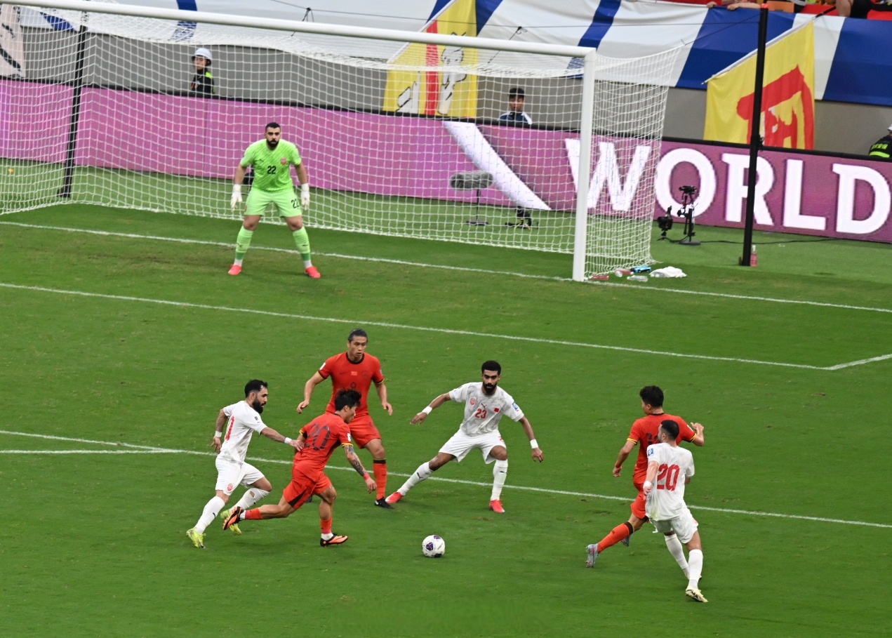 中国足球赛场上的一场紧张赛事 中国足球赛场上的一场紧张赛事