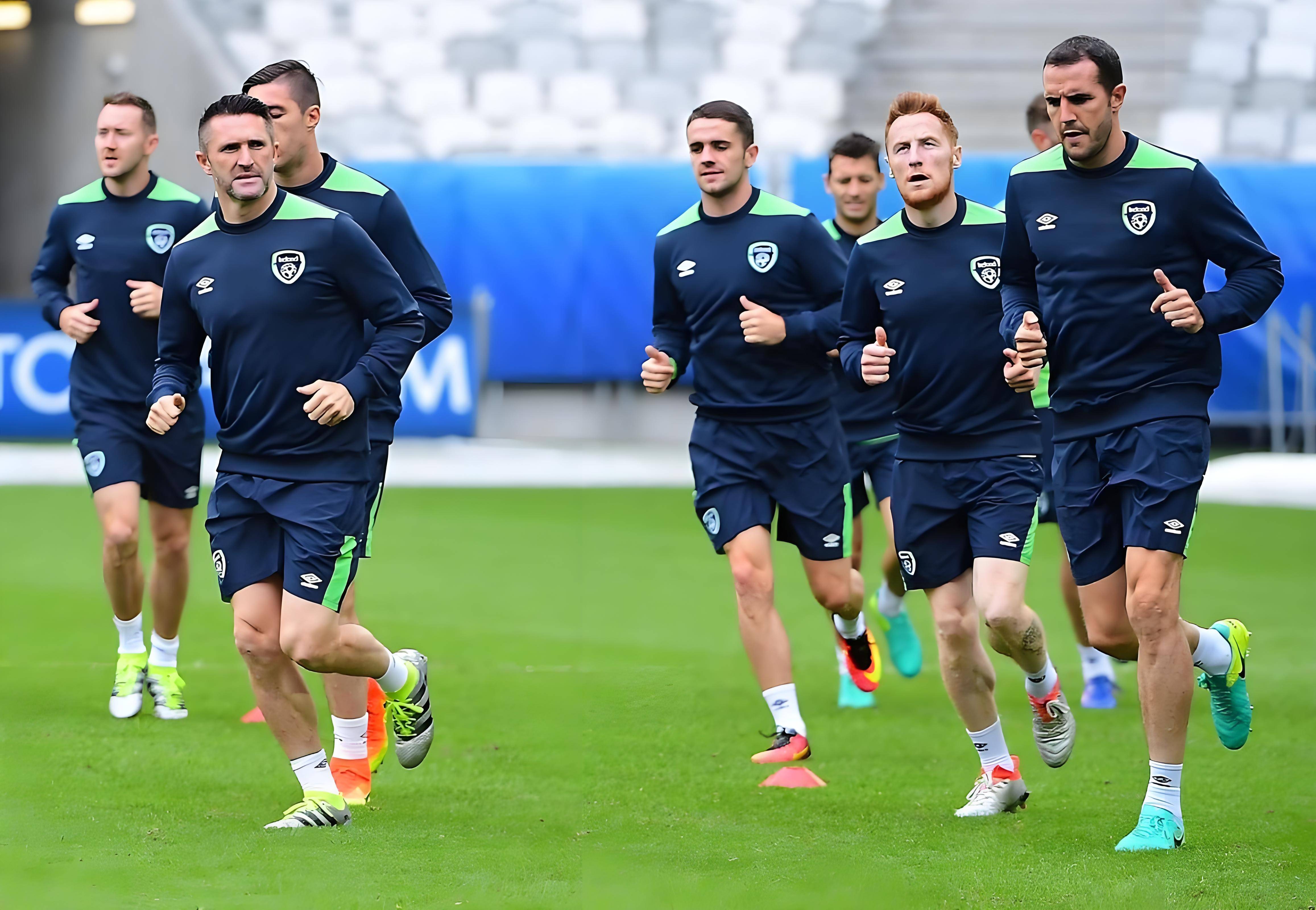 荷兰队在场上展现出强大团队配合 荷兰队在场上展现出强大团队配合