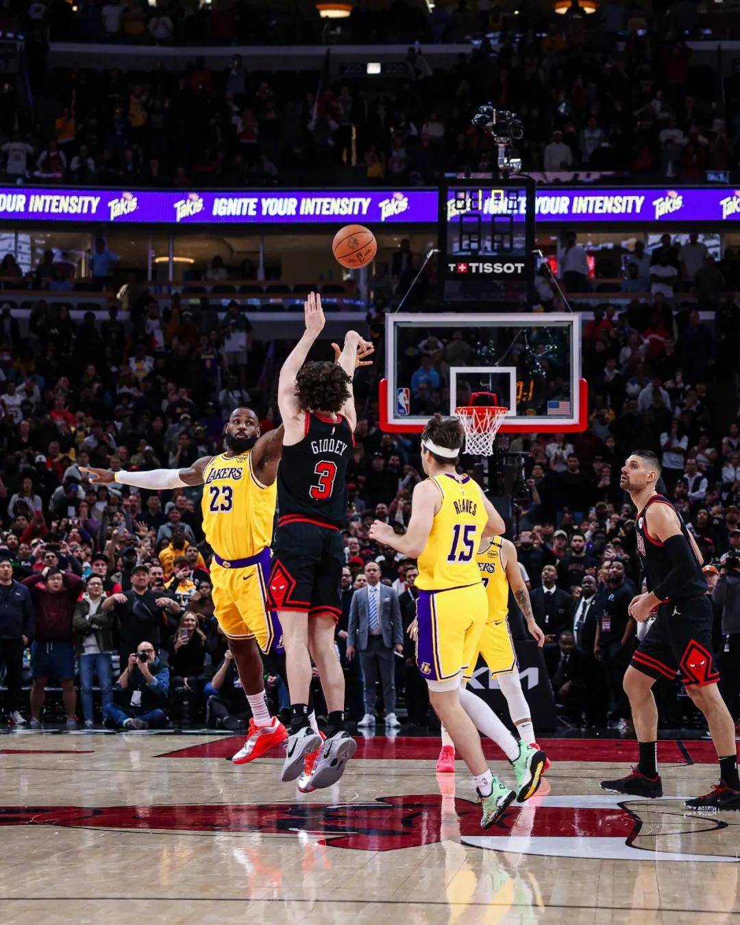 包含湖人连胜终结于雄鹿手中,詹姆斯全场高砍分未能帮助球队获胜的词条 包含湖人连胜终结于雄鹿手中,詹姆斯全场高砍分未能帮助球队获胜的词条