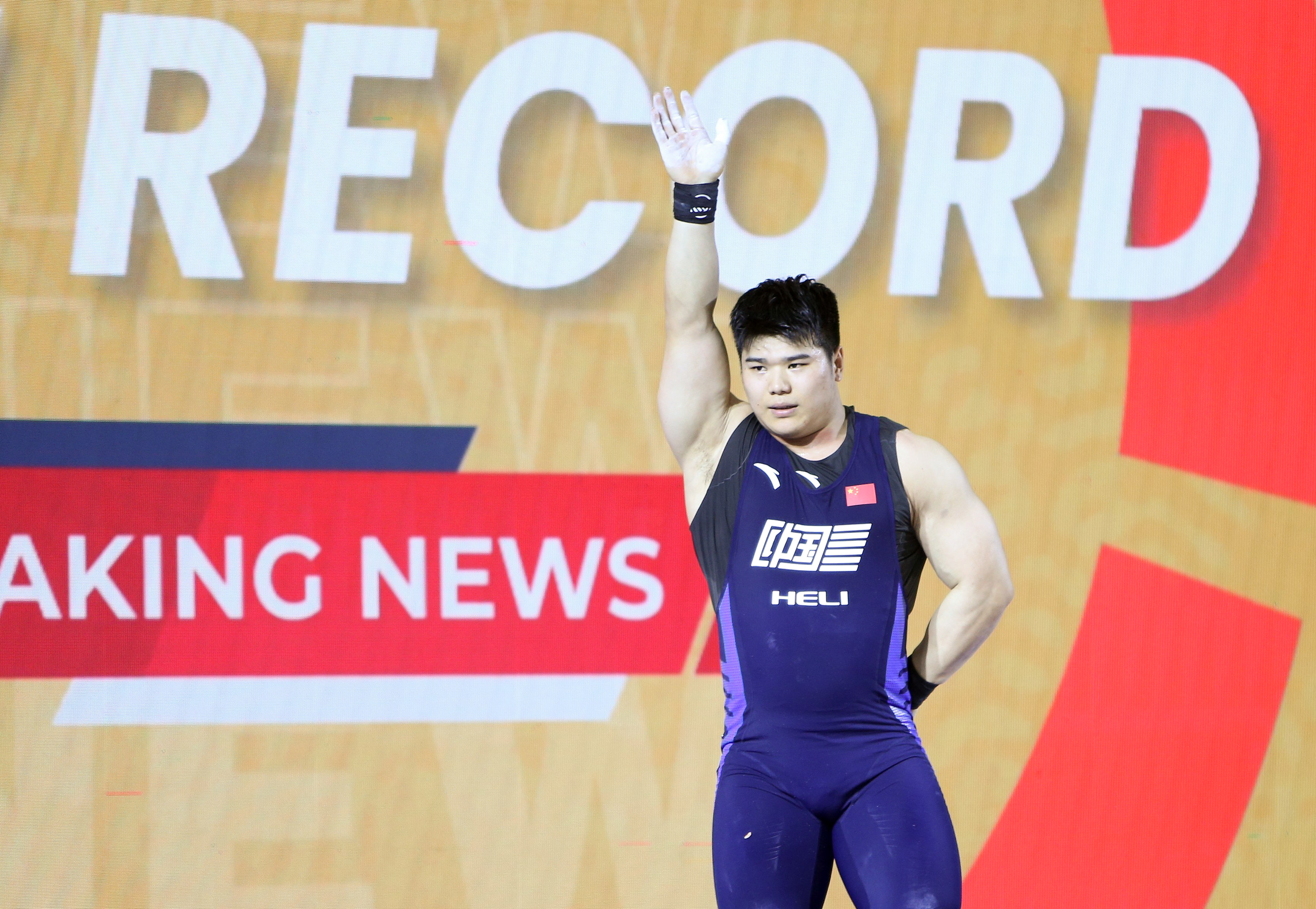 南非运动员在举重比赛中夺魁 南非运动员在举重比赛中夺魁