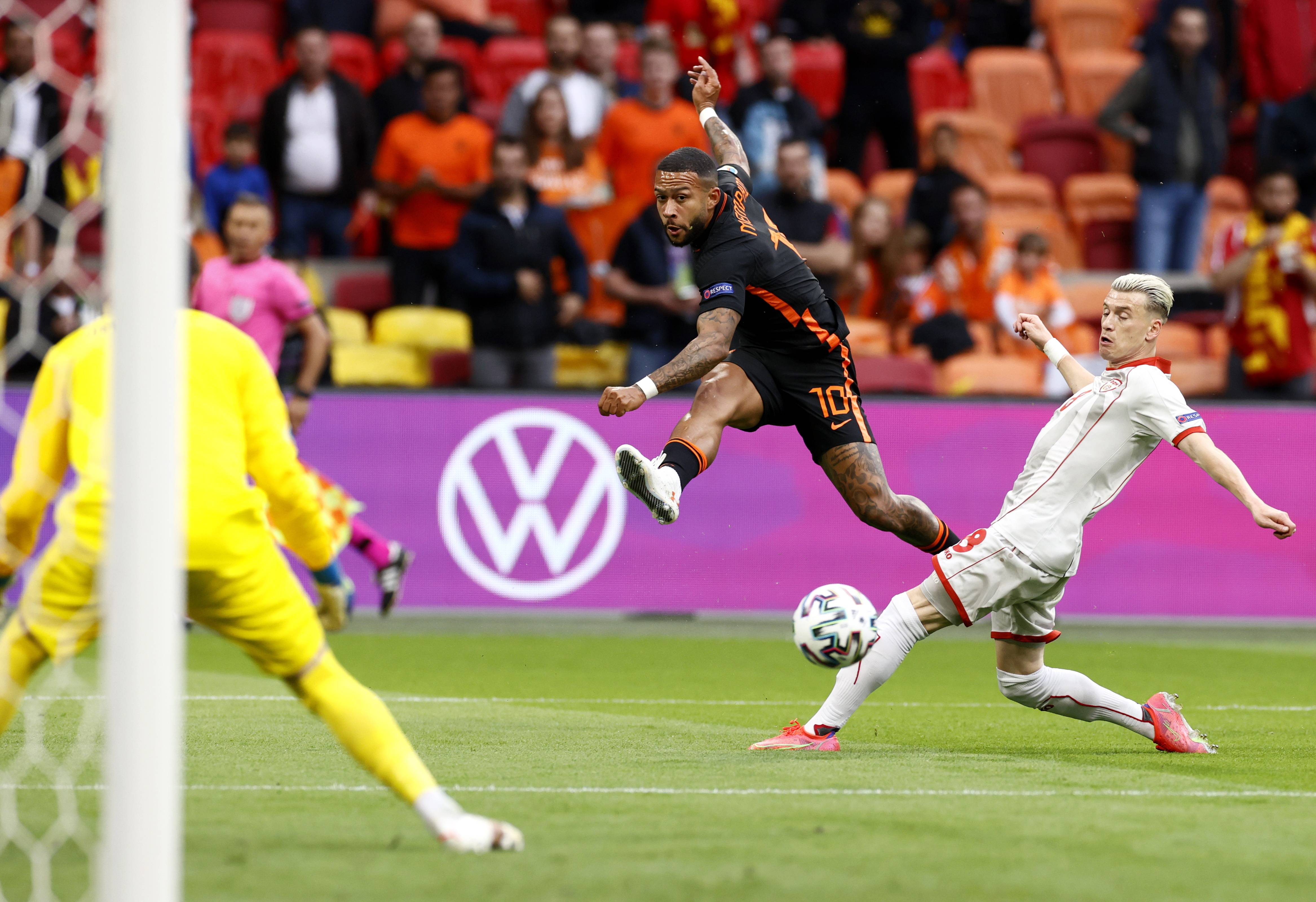 近期足球联赛比赛集锦,球员高光时刻引发热议的简单介绍 近期足球联赛比赛集锦,球员高光时刻引发热议的简单介绍