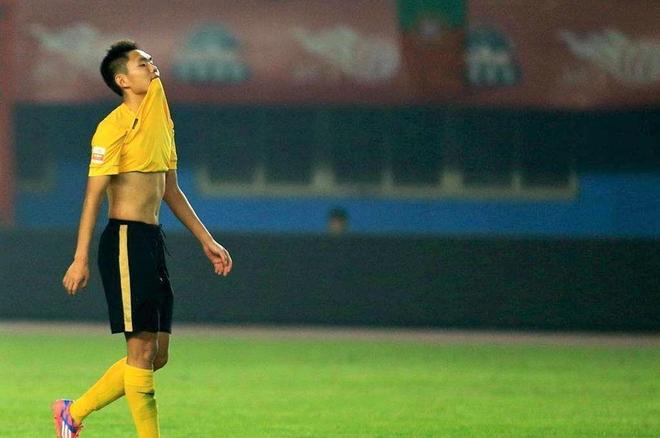 门神发挥关键作用，稳固球队后防